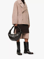 حقيبة كتف جلدية كبيرة للرجال من LEMAIRE Fortune Croissant | حقيبة يد رجالية (أسود)