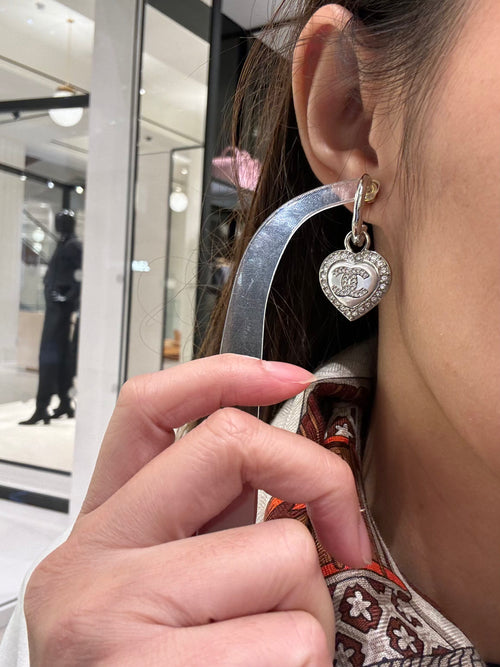 أقراط شانيل اللؤلؤية على شكل قلب | أقراط شانيل على شكل قلب (فضية)