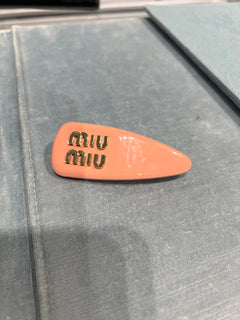 MIU MIU Patent Leather Hair Clip | 繆繆 髮夾 (Camelia)