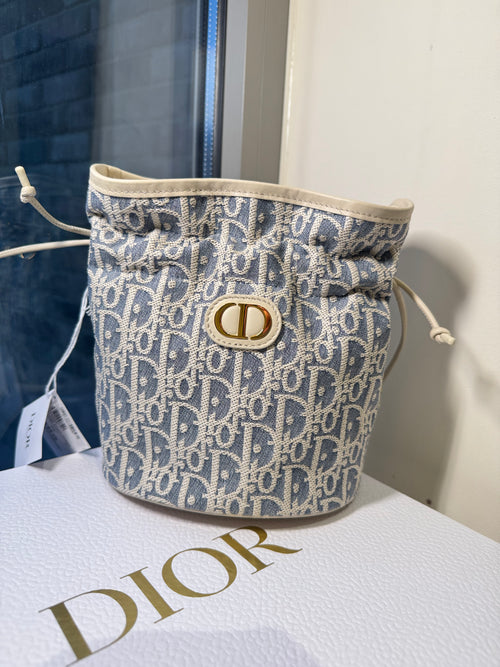 حقيبة كريستيان ديور 30 مونتين صغيرة بتصميم دلو مع رباط | حقيبة ديور دلو (زرقاء)