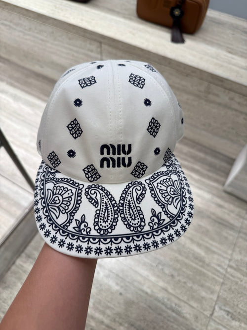 قبعة بيسبول قطنية مطبوعة من MIU MIU | قبعة بيسبول من Miu Miu (أزرق وأبيض)