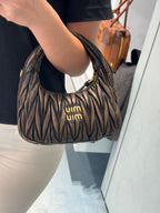 حقيبة MIU MIU Wander Matelasse من جلد النابا | حقيبة يد Miu Miu (بنية)