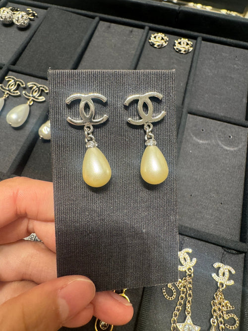CHANEL CC Pearl Drop Earrings(Silver) - LONDONKELLY 英國名牌代購