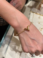 LOUIS VUITTON Essential V Bracelet | 路易威登 經典 V 手鏈 (金色)