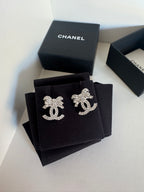 CHANEL Bow The CC Logo Earrings | 香奈兒 耳環 (銀色)