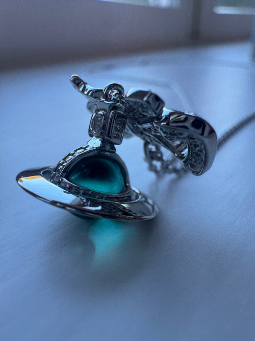 قلادة أوكتافي من فيفيان ويستوود | قلادة أوكتافي من فيفيان ويستوود (متعددة الألوان)