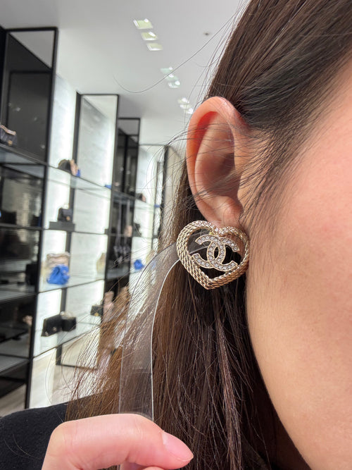 CHANEL Heart Earrings Gold | Chanel earrings (gold)