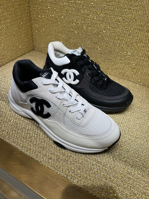 حذاء رياضي كلاسيكي CHANEL G38299 CC | حذاء رياضي بنقشة باندا باللونين الأبيض والأسود من شانيل (متعدد الألوان)