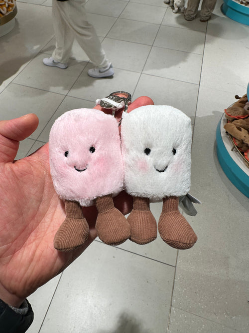 سحر حقيبة يد من JELLYCAT Amuseables على شكل زوج من حلوى المارشميلو | سحر حقيبة يد من حلوى المارشميلو (أبيض) 