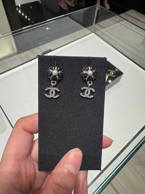 CHANEL CC Crystal & Pearl Camellia Drop Earrings | 香奈兒 CC水鑽山茶花垂墜耳環 (黑銀色) - LONDONKELLY 英國名牌代購