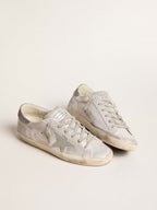 GOLDEN GOOSE Super - Star sneakers in gray - white glitter - effect leather with leather star | 黃金鵝 Super - Star 球鞋採用灰白色亮片效果皮革，搭配皮革星星（灰白色） - LondonKelly 英國名牌代購