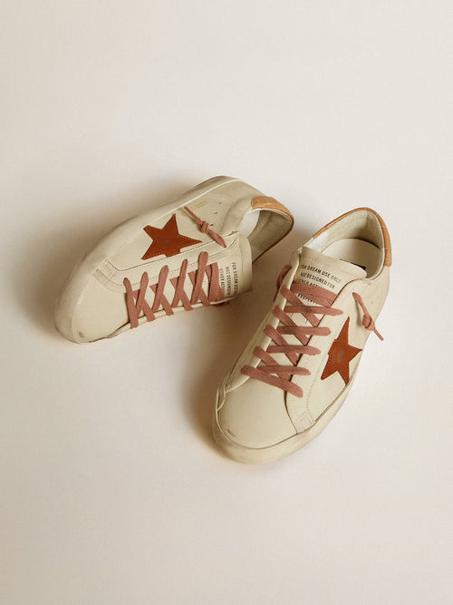 GOLDEN GOOSE Women’s Super - Star with leather star and crocodile - print leather heel tab | 黃金鵝 女款 Super - Star 搭配皮革星星與鱷魚紋皮革後跟標籤（滑石色） - LondonKelly 英國名牌代購